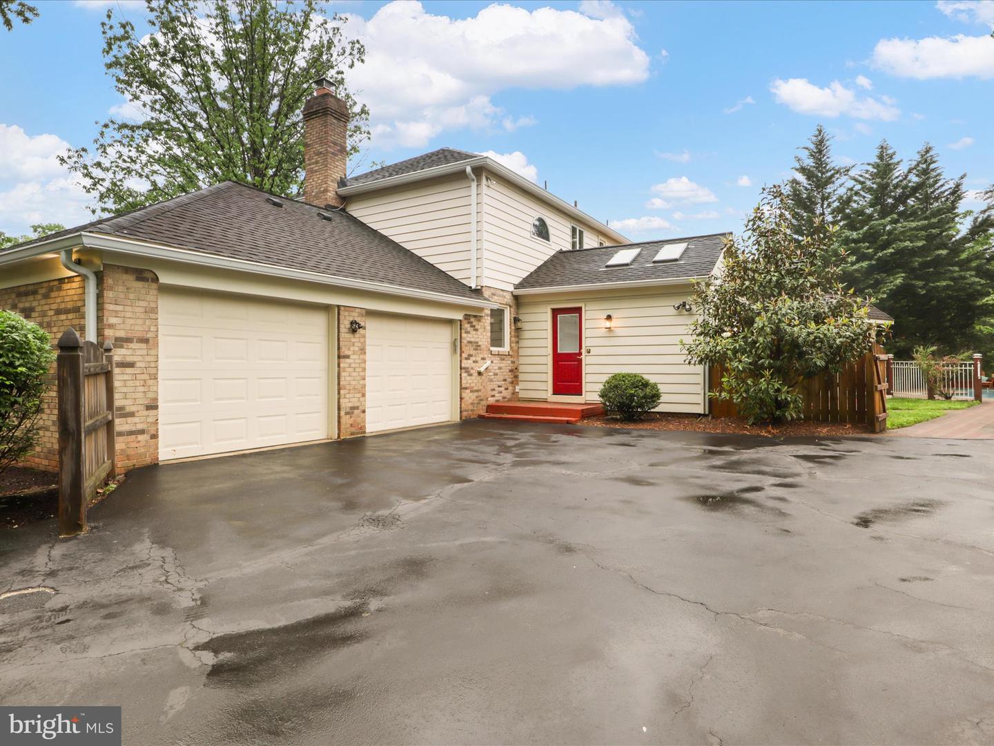 12142 HOLLY KNOLL CIR, GREAT FALLS, Virginia 22066, 4 Bedrooms Bedrooms, ,3 BathroomsBathrooms,Residential,For sale,12142 HOLLY KNOLL CIR,VAFX2238630 MLS # VAFX2238630