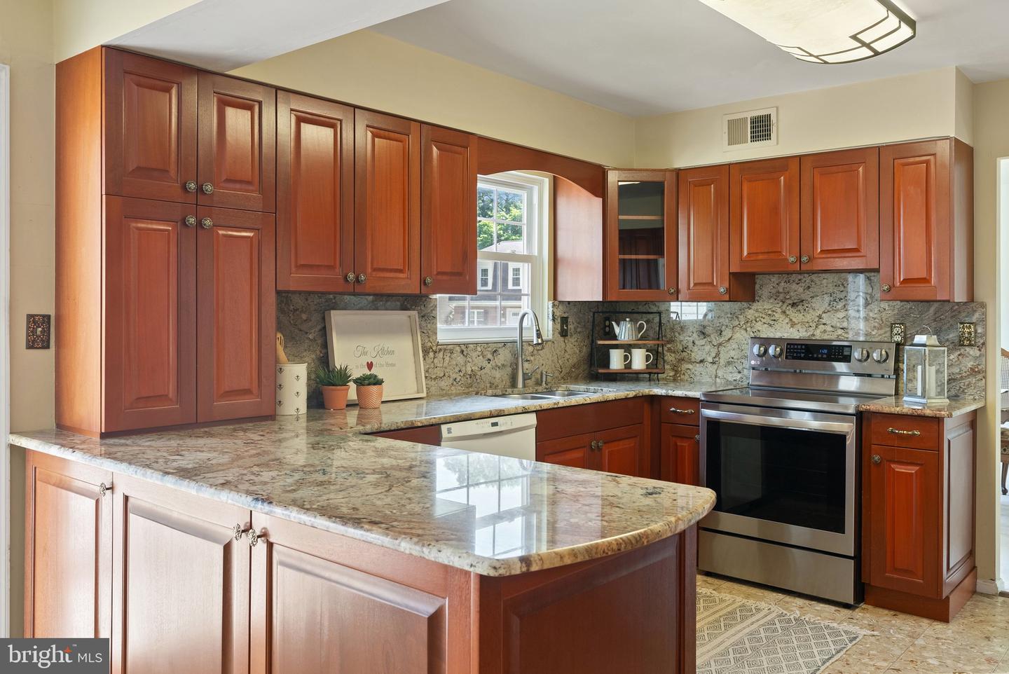 514 CARDINAL GLEN CIR, STERLING, Virginia 20164, 4 Bedrooms Bedrooms, ,3 BathroomsBathrooms,Residential,For sale,514 CARDINAL GLEN CIR,VALO2095674 MLS # VALO2095674