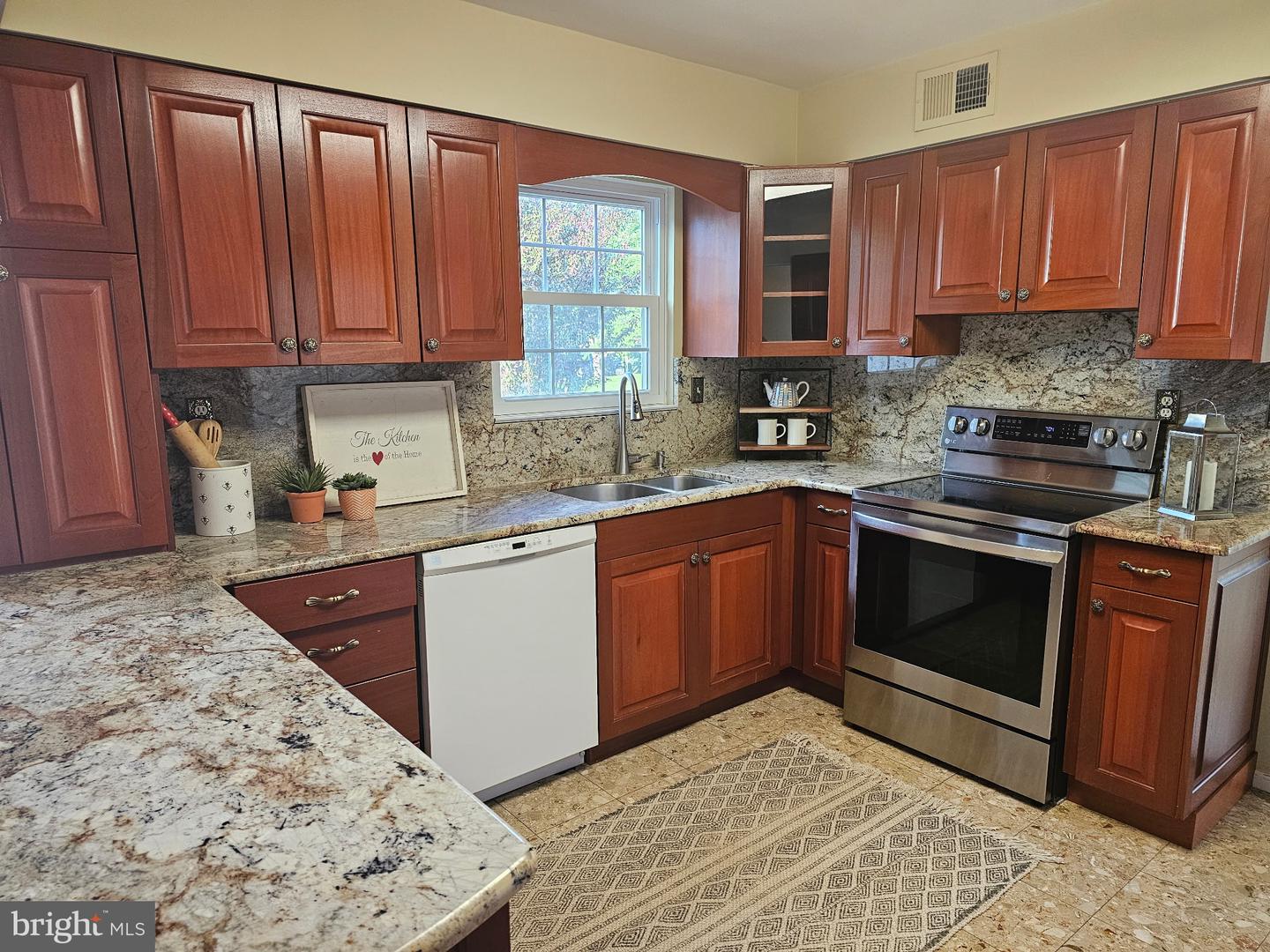 514 CARDINAL GLEN CIR, STERLING, Virginia 20164, 4 Bedrooms Bedrooms, ,3 BathroomsBathrooms,Residential,For sale,514 CARDINAL GLEN CIR,VALO2095674 MLS # VALO2095674
