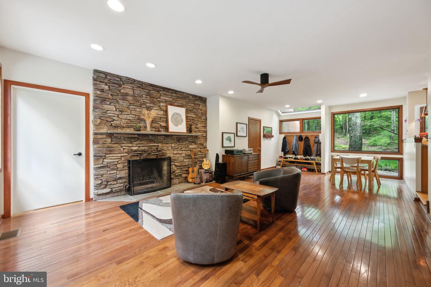 9700 BEACH MILL RD, GREAT FALLS, Virginia 22066, 4 Bedrooms Bedrooms, ,3 BathroomsBathrooms,Residential,For sale,9700 BEACH MILL RD,VAFX2239760 MLS # VAFX2239760