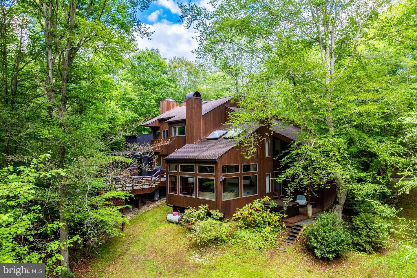 9700 BEACH MILL RD, GREAT FALLS, Virginia 22066, 4 Bedrooms Bedrooms, ,3 BathroomsBathrooms,Residential,For sale,9700 BEACH MILL RD,VAFX2239760 MLS # VAFX2239760