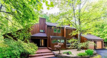 9700 BEACH MILL RD, GREAT FALLS, Virginia 22066, 4 Bedrooms Bedrooms, ,3 BathroomsBathrooms,Residential,For sale,9700 BEACH MILL RD,VAFX2239760 MLS # VAFX2239760
