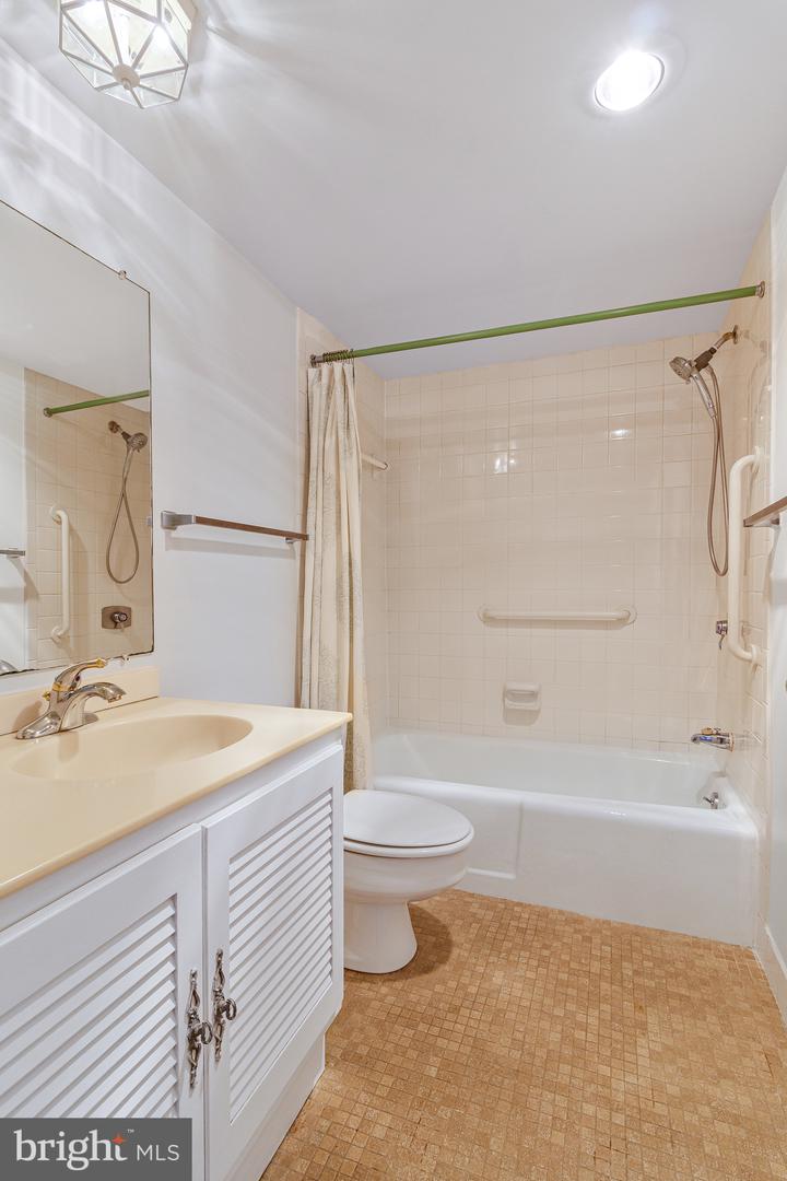 3800 FAIRFAX DR #1011, ARLINGTON, Virginia 22203, 2 Bedrooms Bedrooms, ,2 BathroomsBathrooms,Residential,For sale,3800 FAIRFAX DR #1011,VAAR2057234 MLS # VAAR2057234