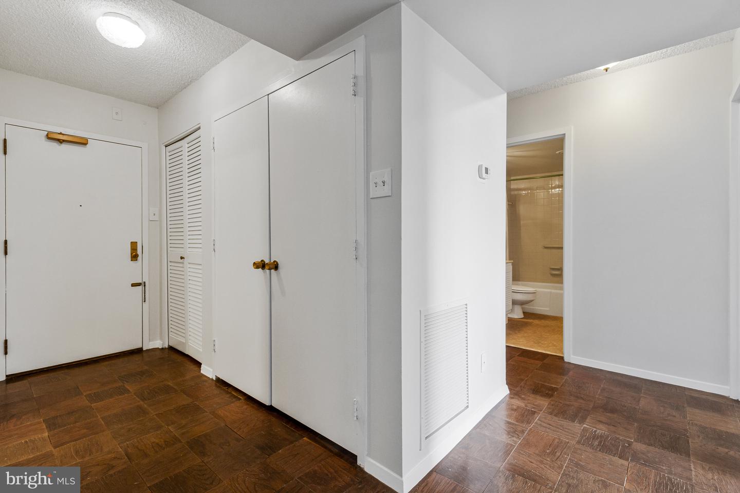 3800 FAIRFAX DR #1011, ARLINGTON, Virginia 22203, 2 Bedrooms Bedrooms, ,2 BathroomsBathrooms,Residential,For sale,3800 FAIRFAX DR #1011,VAAR2057234 MLS # VAAR2057234