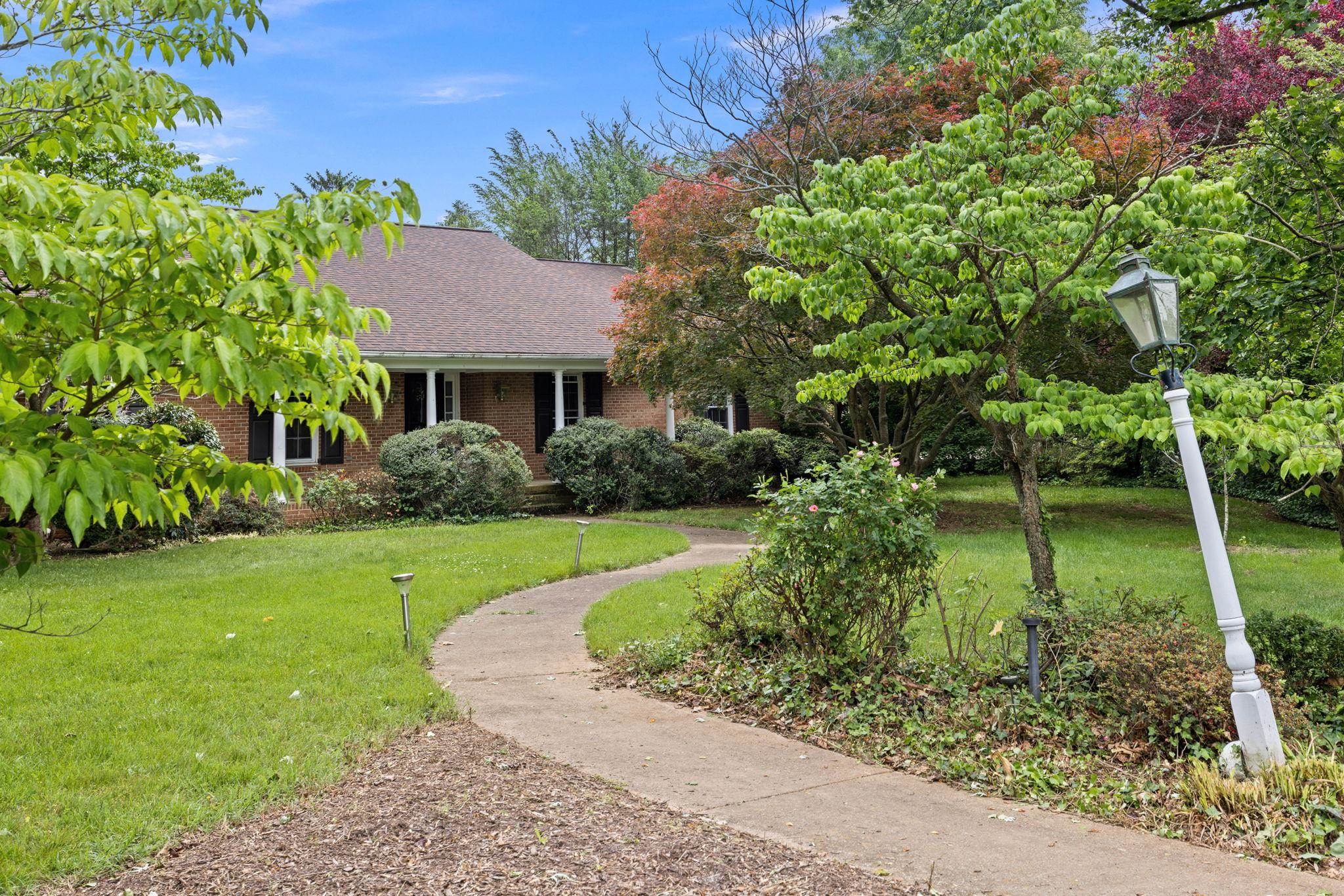 410 MONTICELLO AVE, HARRISONBURG, Virginia 22801, 5 Bedrooms Bedrooms, ,3 BathroomsBathrooms,Residential,410 MONTICELLO AVE,664696 MLS # 664696