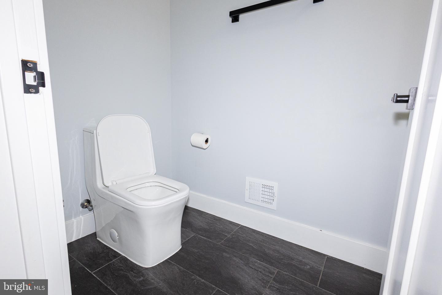 403 YEONAS DR SW, VIENNA, Virginia 22180, 6 Bedrooms Bedrooms, ,5 BathroomsBathrooms,Residential,For sale,403 YEONAS DR SW,VAFX2237070 MLS # VAFX2237070