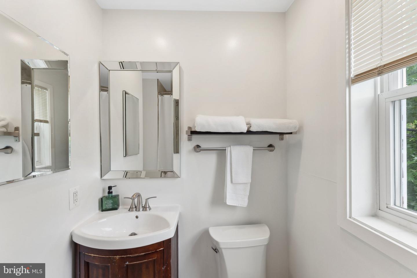 1740 H ST NE, WASHINGTON, District Of Columbia 20002, 2 Bedrooms Bedrooms, ,2 BathroomsBathrooms,Residential,For sale,1740 H ST NE,DCDC2198216 MLS # DCDC2198216