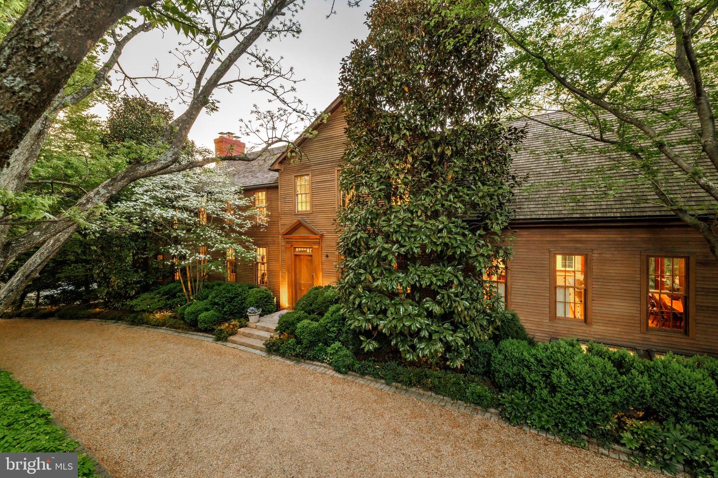 6400 GEORGETOWN PIKE, MCLEAN, Virginia 22101, 6 Bedrooms Bedrooms, ,7 BathroomsBathrooms,Residential,For sale,6400 GEORGETOWN PIKE,VAFX2239780 MLS # VAFX2239780