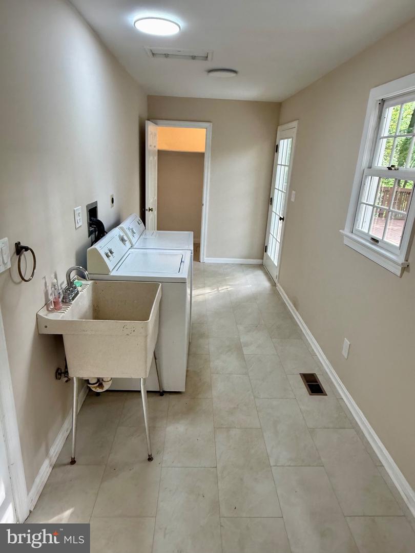 9517 FERRY HARBOUR CT, ALEXANDRIA, Virginia 22309, 4 Bedrooms Bedrooms, ,2 BathroomsBathrooms,Residential,For sale,9517 FERRY HARBOUR CT,VAFX2240160 MLS # VAFX2240160