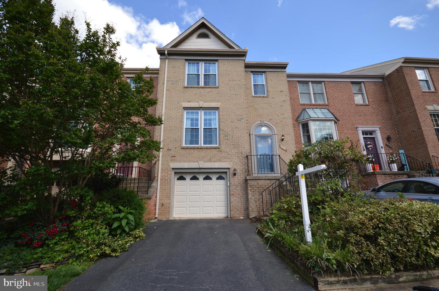 12319 FOX LAKE CT, FAIRFAX, Virginia 22033, 3 Bedrooms Bedrooms, ,2 BathroomsBathrooms,Residential,For sale,12319 FOX LAKE CT,VAFX2240426 MLS # VAFX2240426