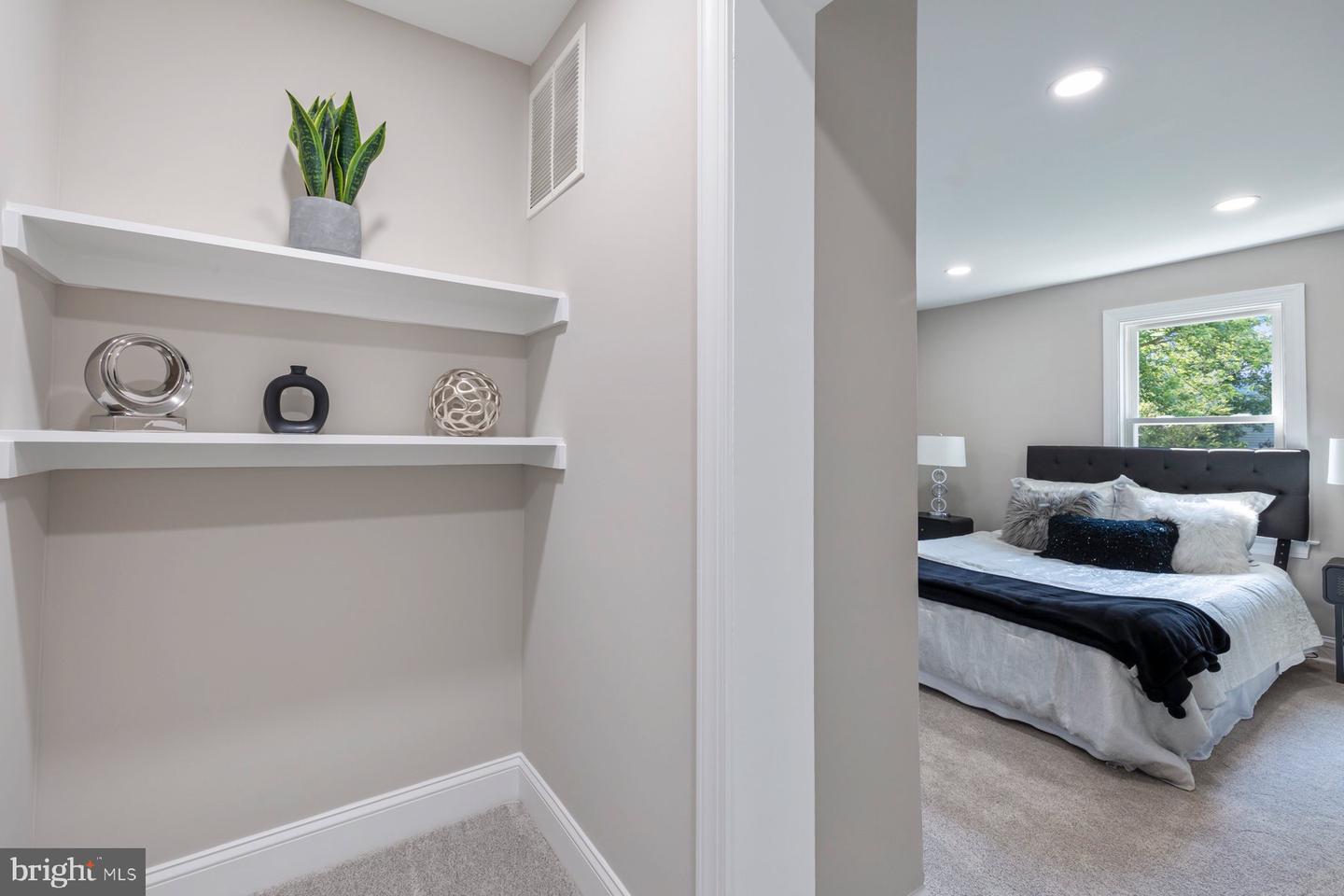 4914 22ND ST N, ARLINGTON, Virginia 22207, 2 Bedrooms Bedrooms, ,2 BathroomsBathrooms,Residential,For sale,4914 22ND ST N,VAAR2057348 MLS # VAAR2057348