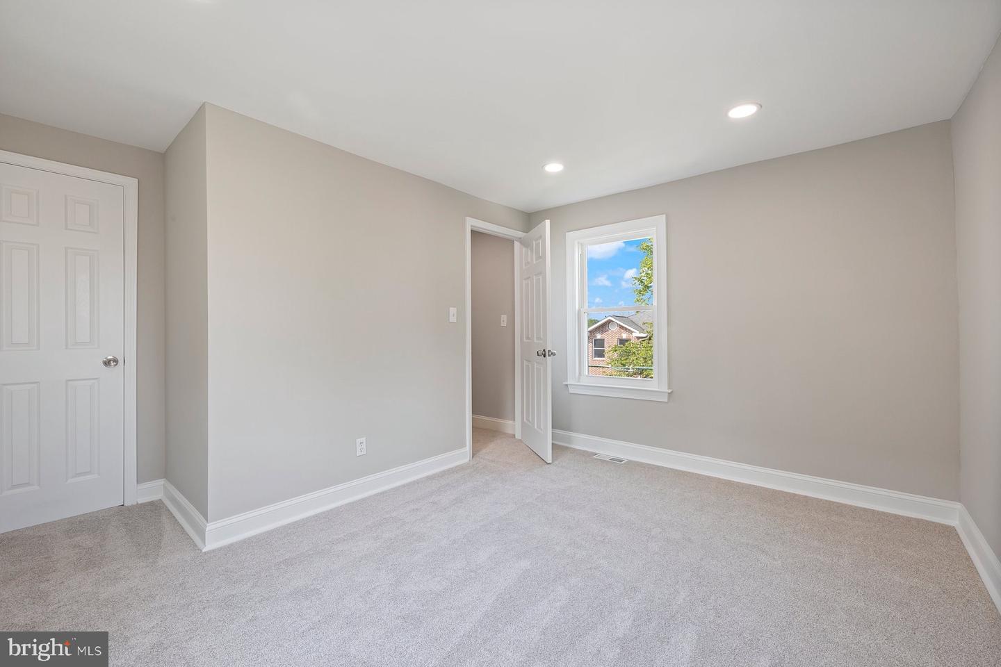 4914 22ND ST N, ARLINGTON, Virginia 22207, 2 Bedrooms Bedrooms, ,2 BathroomsBathrooms,Residential,For sale,4914 22ND ST N,VAAR2057348 MLS # VAAR2057348