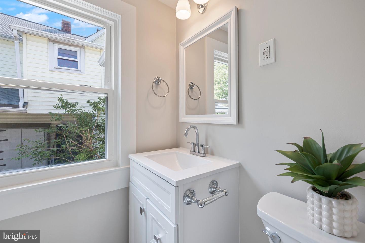 4914 22ND ST N, ARLINGTON, Virginia 22207, 2 Bedrooms Bedrooms, ,2 BathroomsBathrooms,Residential,For sale,4914 22ND ST N,VAAR2057348 MLS # VAAR2057348