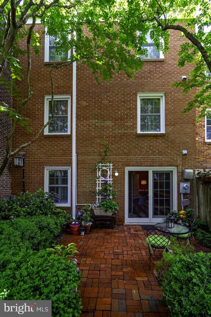 5828 WYOMISSING CT, ALEXANDRIA, Virginia 22303, 3 Bedrooms Bedrooms, ,2 BathroomsBathrooms,Residential,For sale,5828 WYOMISSING CT,VAFX2240494 MLS # VAFX2240494