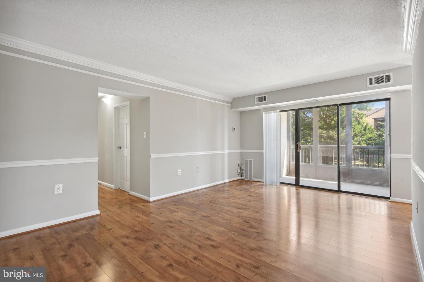 609 CENTER ST #104, HERNDON, Virginia 20170, 2 Bedrooms Bedrooms, ,1 BathroomBathrooms,Residential,For sale,609 CENTER ST #104,VAFX2241488 MLS # VAFX2241488