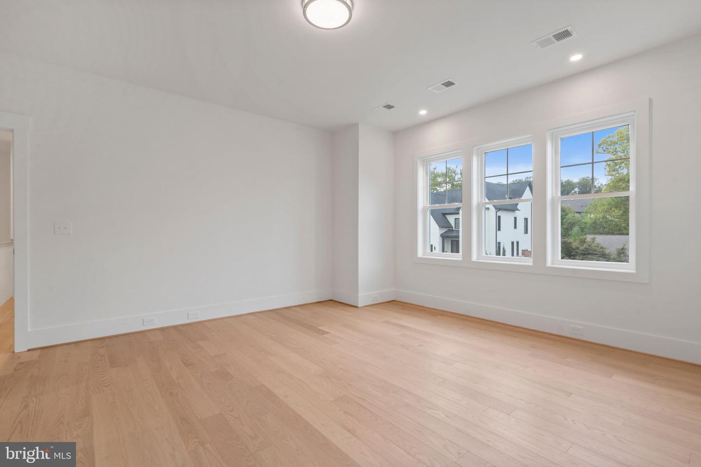 5900 35TH ST N, ARLINGTON, Virginia 22207, 5 Bedrooms Bedrooms, ,6 BathroomsBathrooms,Residential,For sale,5900 35TH ST N,VAAR2055232 MLS # VAAR2055232