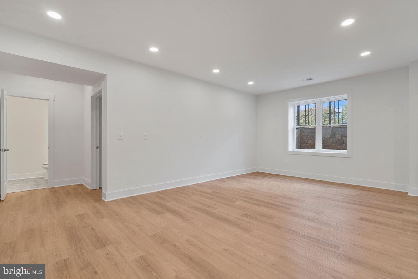 5900 35TH ST N, ARLINGTON, Virginia 22207, 5 Bedrooms Bedrooms, ,6 BathroomsBathrooms,Residential,For sale,5900 35TH ST N,VAAR2055232 MLS # VAAR2055232