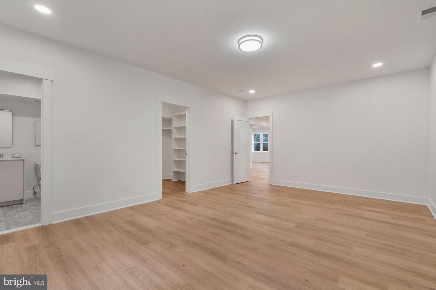 5900 35TH ST N, ARLINGTON, Virginia 22207, 5 Bedrooms Bedrooms, ,6 BathroomsBathrooms,Residential,For sale,5900 35TH ST N,VAAR2055232 MLS # VAAR2055232
