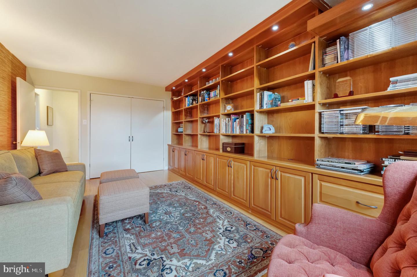 1800 OLD MEADOW RD #321, MCLEAN, Virginia 22102, 2 Bedrooms Bedrooms, 5 Rooms Rooms,2 BathroomsBathrooms,Residential,For sale,1800 OLD MEADOW RD #321,VAFX2238902 MLS # VAFX2238902