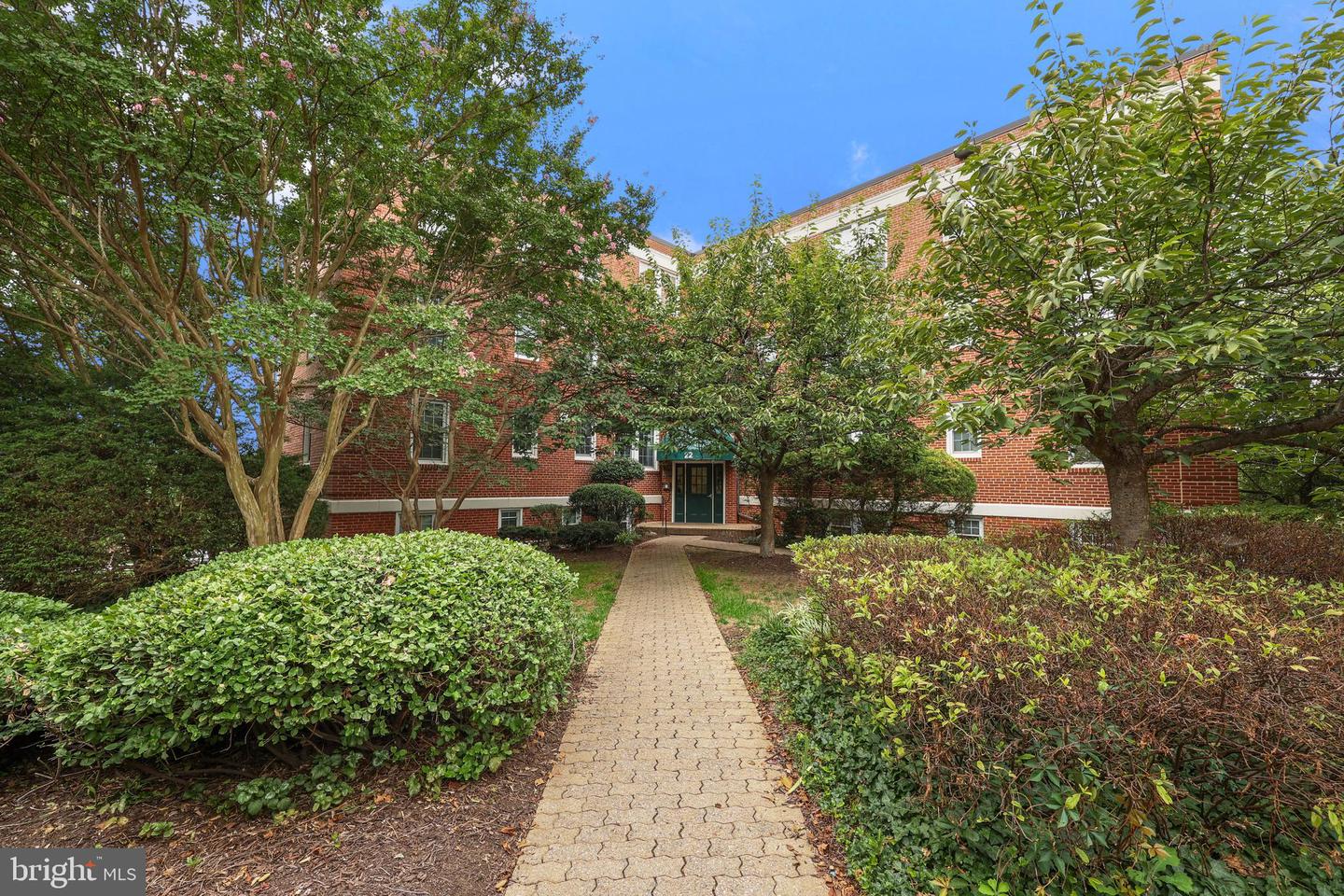 22 S OLD GLEBE RD #5-D, ARLINGTON, Virginia 22204, 2 Bedrooms Bedrooms, ,1 BathroomBathrooms,Residential,For sale,22 S OLD GLEBE RD #5-D,VAAR2057684 MLS # VAAR2057684