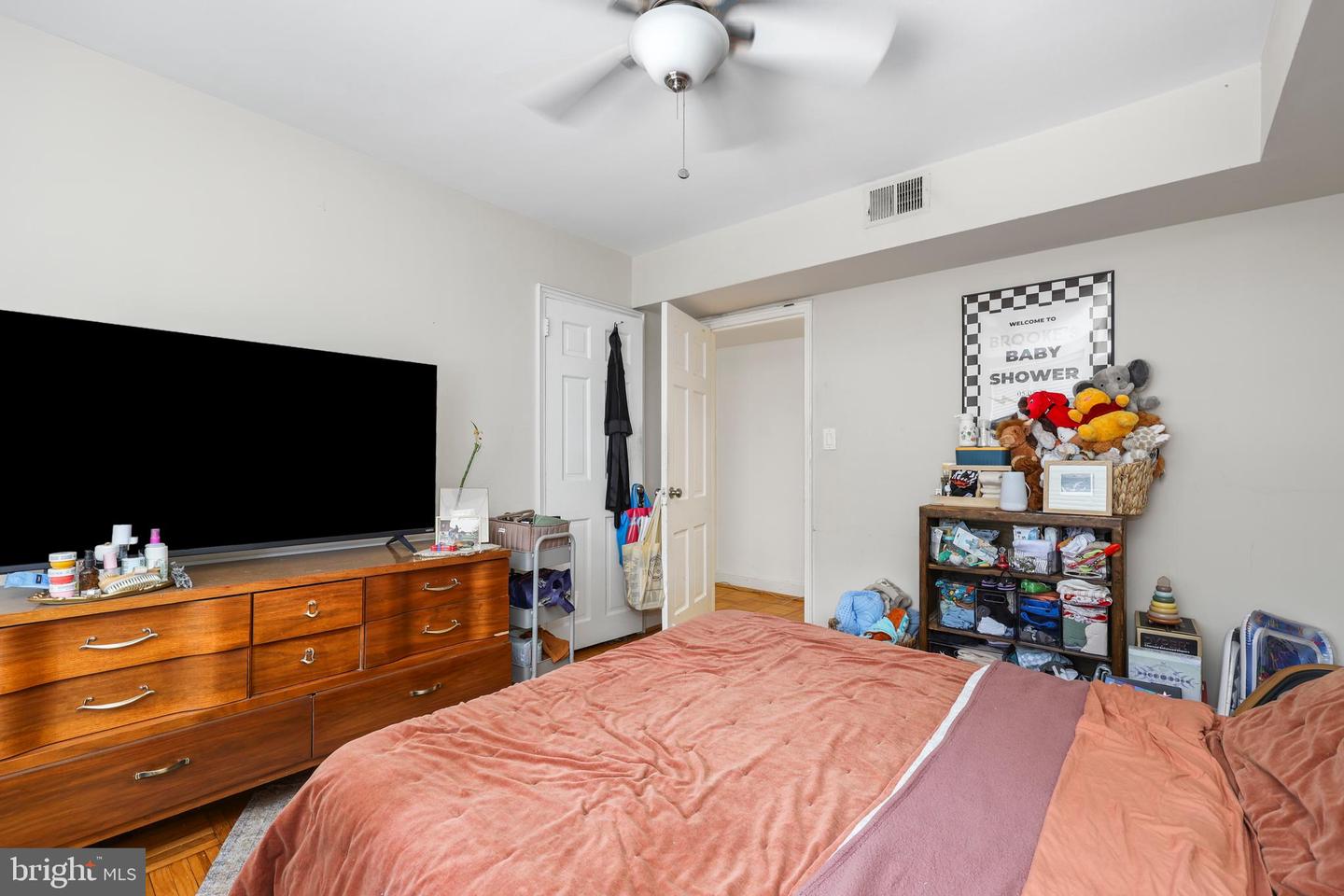 22 S OLD GLEBE RD #5-D, ARLINGTON, Virginia 22204, 2 Bedrooms Bedrooms, ,1 BathroomBathrooms,Residential,For sale,22 S OLD GLEBE RD #5-D,VAAR2057684 MLS # VAAR2057684