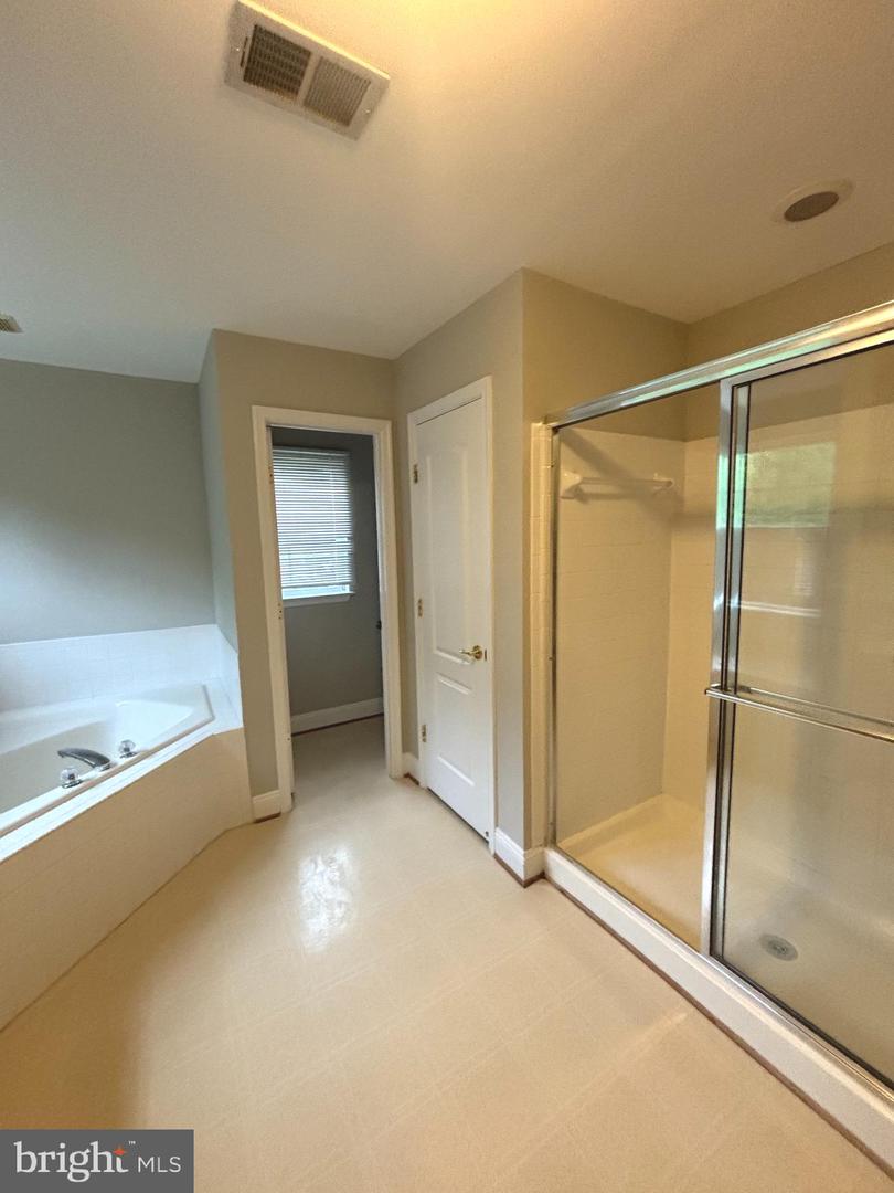 13592 DEN HOLLOW CT, MANASSAS, Virginia 20112, 6 Bedrooms Bedrooms, ,3 BathroomsBathrooms,Residential,For sale,13592 DEN HOLLOW CT,VAPW2095094 MLS # VAPW2095094