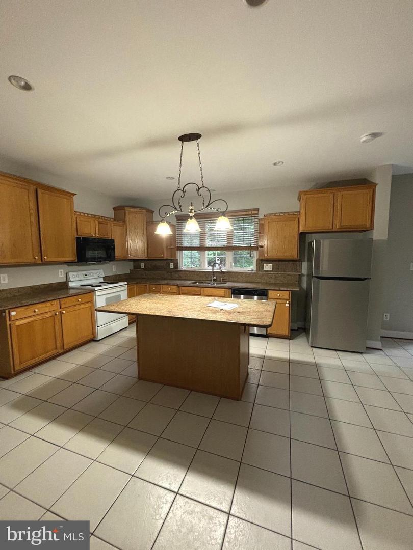 13592 DEN HOLLOW CT, MANASSAS, Virginia 20112, 6 Bedrooms Bedrooms, ,3 BathroomsBathrooms,Residential,For sale,13592 DEN HOLLOW CT,VAPW2095094 MLS # VAPW2095094