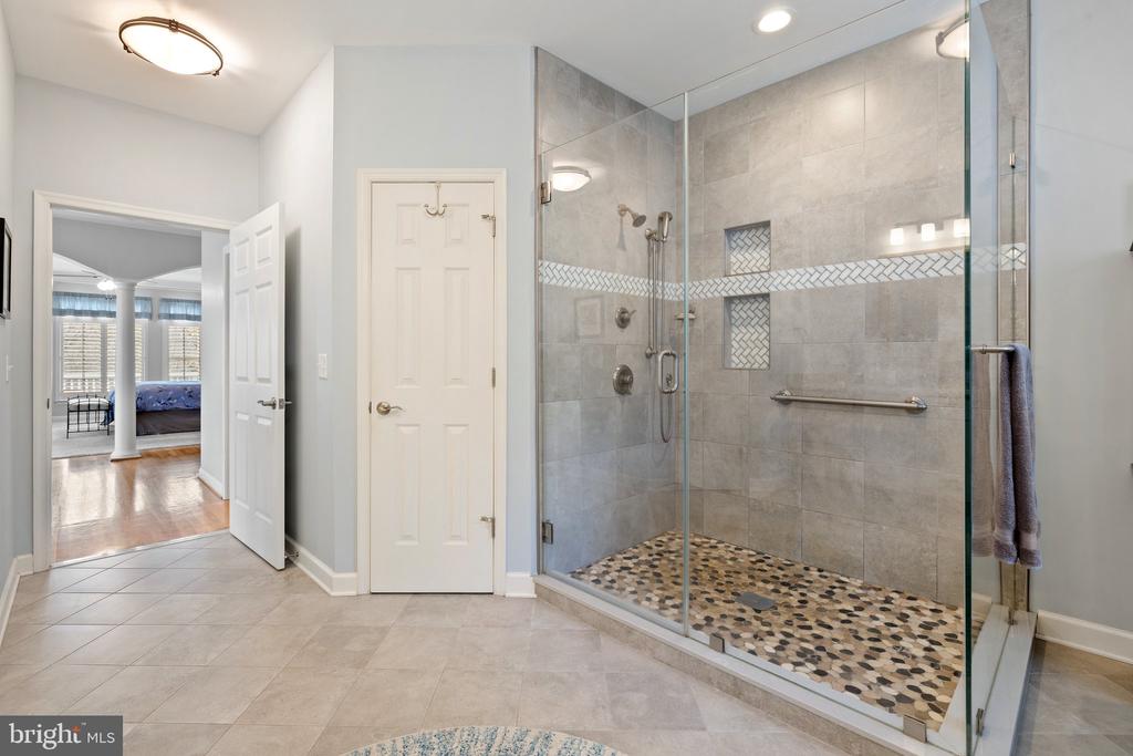 7887 WELLINGTON DR, WARRENTON, Virginia 20186, 6 Bedrooms Bedrooms, ,5 BathroomsBathrooms,Residential,7887 WELLINGTON DR,VAFQ2016562 MLS # VAFQ2016562