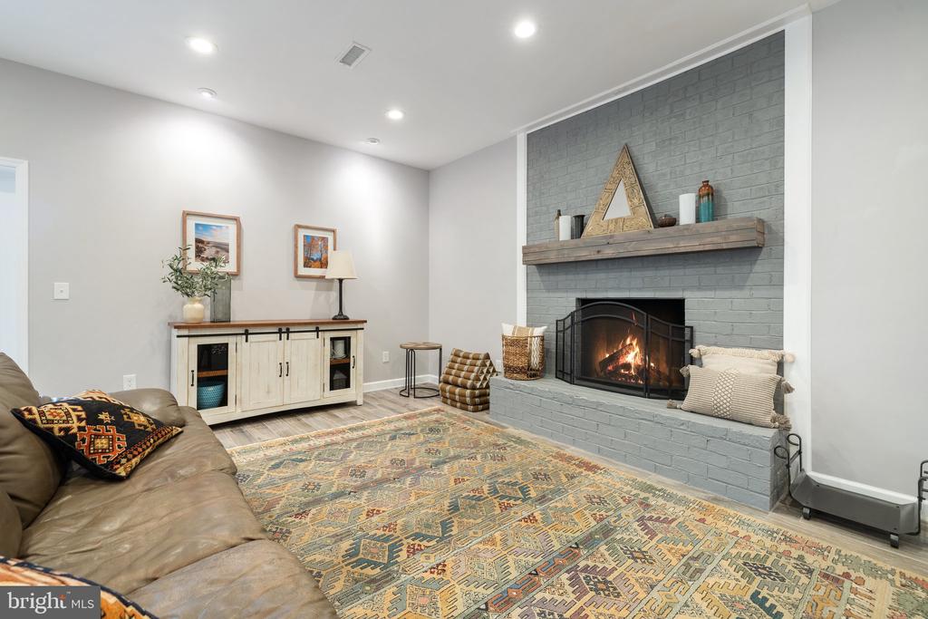 7887 WELLINGTON DR, WARRENTON, Virginia 20186, 6 Bedrooms Bedrooms, ,5 BathroomsBathrooms,Residential,7887 WELLINGTON DR,VAFQ2016562 MLS # VAFQ2016562