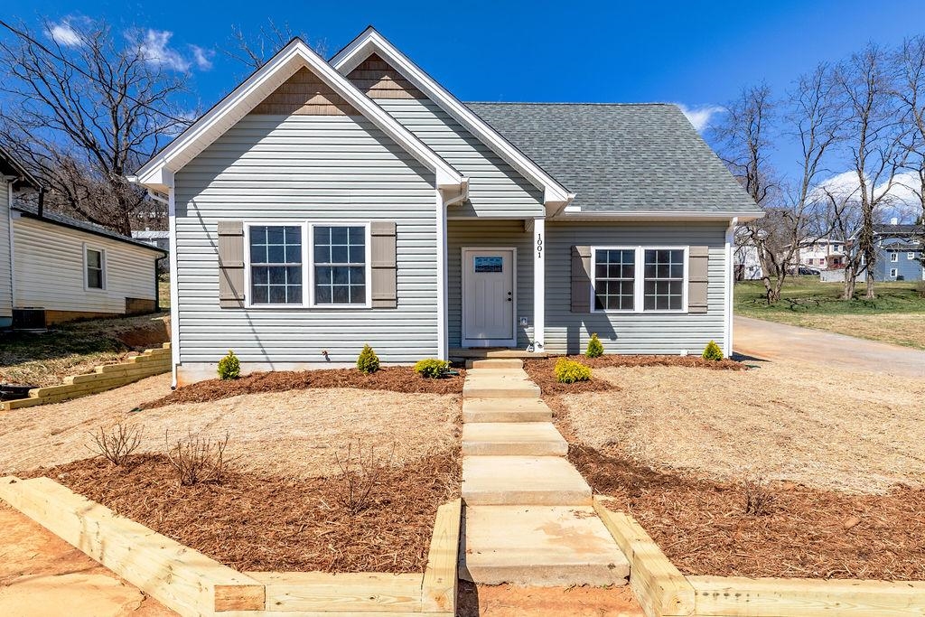 1001 STUART ST, STAUNTON, Virginia 24401, 3 Bedrooms Bedrooms, ,2 BathroomsBathrooms,Residential,1001 STUART ST,660970 MLS # 660970