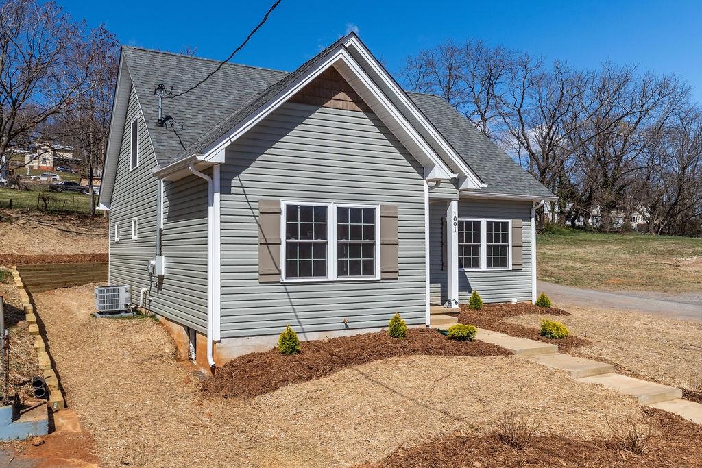 1001 STUART ST, STAUNTON, Virginia 24401, 3 Bedrooms Bedrooms, ,2 BathroomsBathrooms,Residential,1001 STUART ST,660970 MLS # 660970