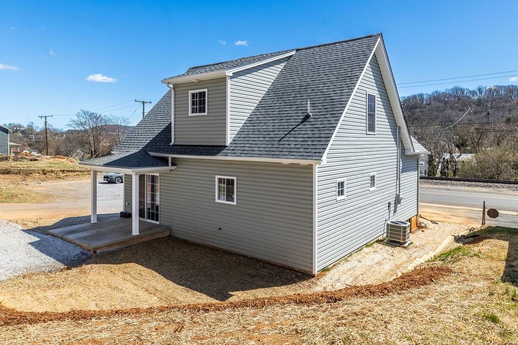 1001 STUART ST, STAUNTON, Virginia 24401, 3 Bedrooms Bedrooms, ,2 BathroomsBathrooms,Residential,1001 STUART ST,660970 MLS # 660970