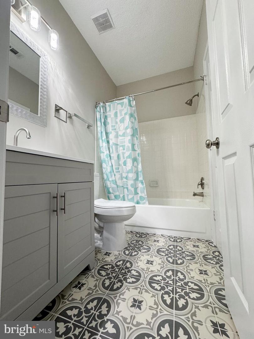 4401 SEDGEHURST DR #204, FAIRFAX, Virginia 22033, 2 Bedrooms Bedrooms, ,2 BathroomsBathrooms,Residential,For sale,4401 SEDGEHURST DR #204,VAFX2235234 MLS # VAFX2235234