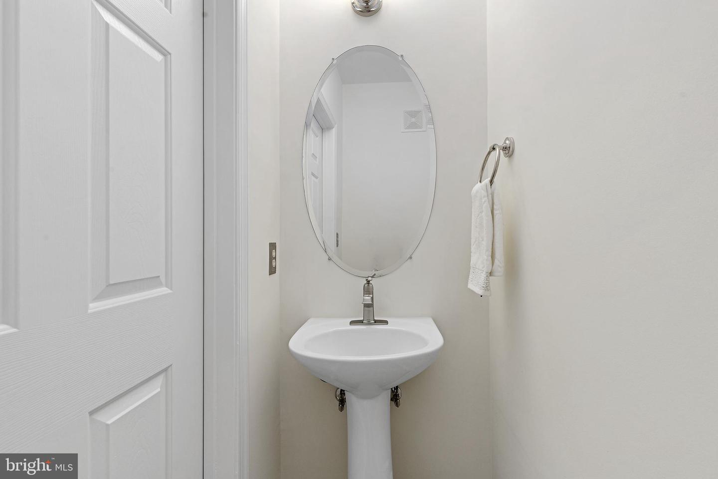 4950 BRENMAN PARK DR #203, ALEXANDRIA, Virginia 22304, 1 Bedroom Bedrooms, ,1 BathroomBathrooms,Residential,For sale,4950 BRENMAN PARK DR #203,VAAX2045030 MLS # VAAX2045030