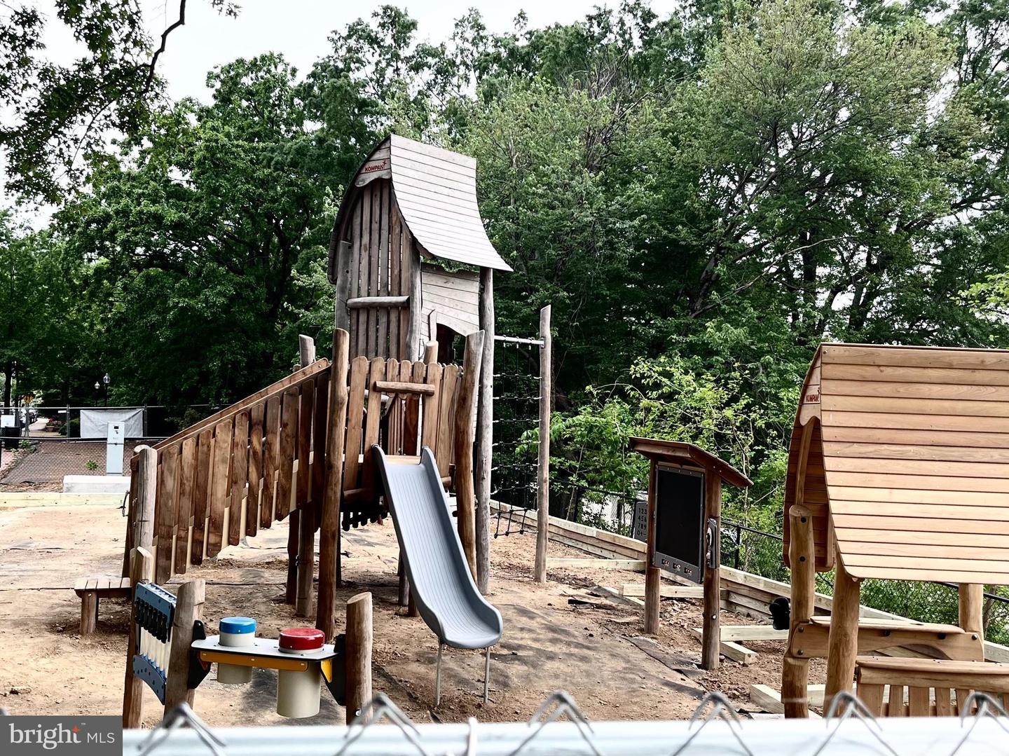 2538 QUEEN ANNES LN NW, WASHINGTON, District Of Columbia 20037, 3 Bedrooms Bedrooms, ,2 BathroomsBathrooms,Residential,For sale,2538 QUEEN ANNES LN NW,DCDC2199902 MLS # DCDC2199902