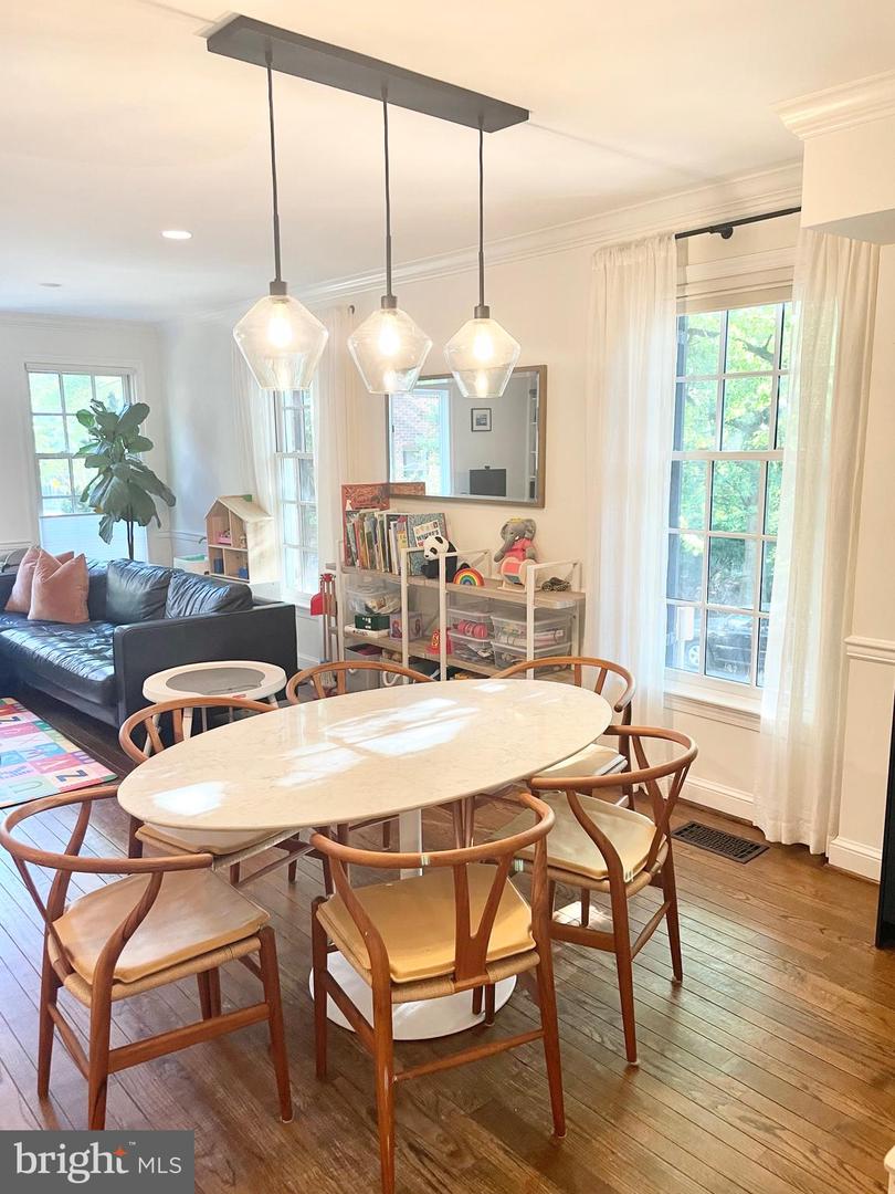2538 QUEEN ANNES LN NW, WASHINGTON, District Of Columbia 20037, 3 Bedrooms Bedrooms, ,2 BathroomsBathrooms,Residential,For sale,2538 QUEEN ANNES LN NW,DCDC2199902 MLS # DCDC2199902