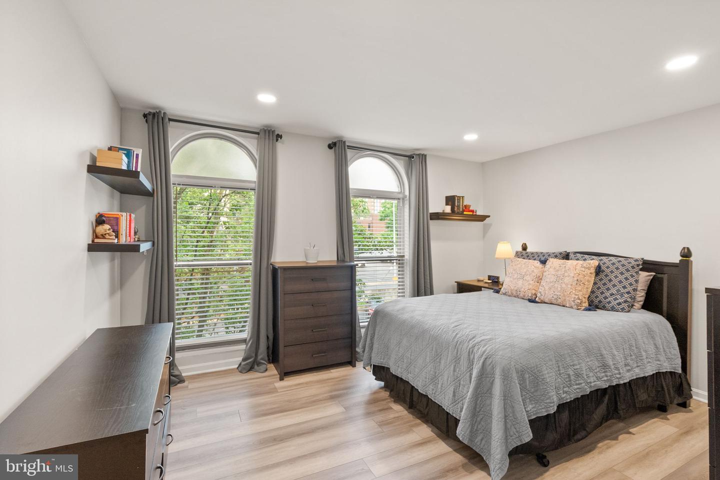 7 CANTERBURY SQ #401, ALEXANDRIA, Virginia 22304, 2 Bedrooms Bedrooms, ,1 BathroomBathrooms,Residential,For sale,7 CANTERBURY SQ #401,VAAX2045330 MLS # VAAX2045330