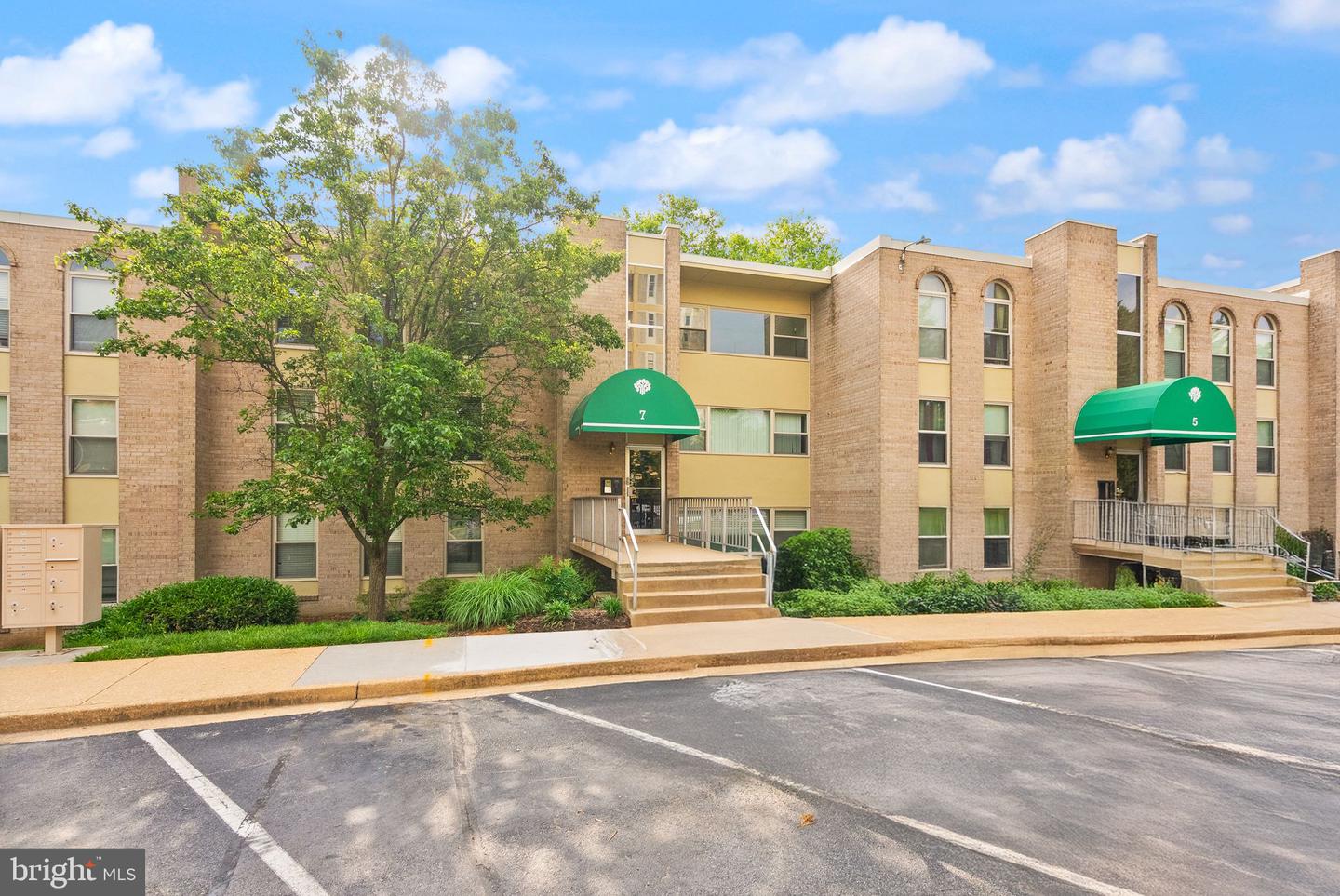 7 CANTERBURY SQ #401, ALEXANDRIA, Virginia 22304, 2 Bedrooms Bedrooms, ,1 BathroomBathrooms,Residential,For sale,7 CANTERBURY SQ #401,VAAX2045330 MLS # VAAX2045330