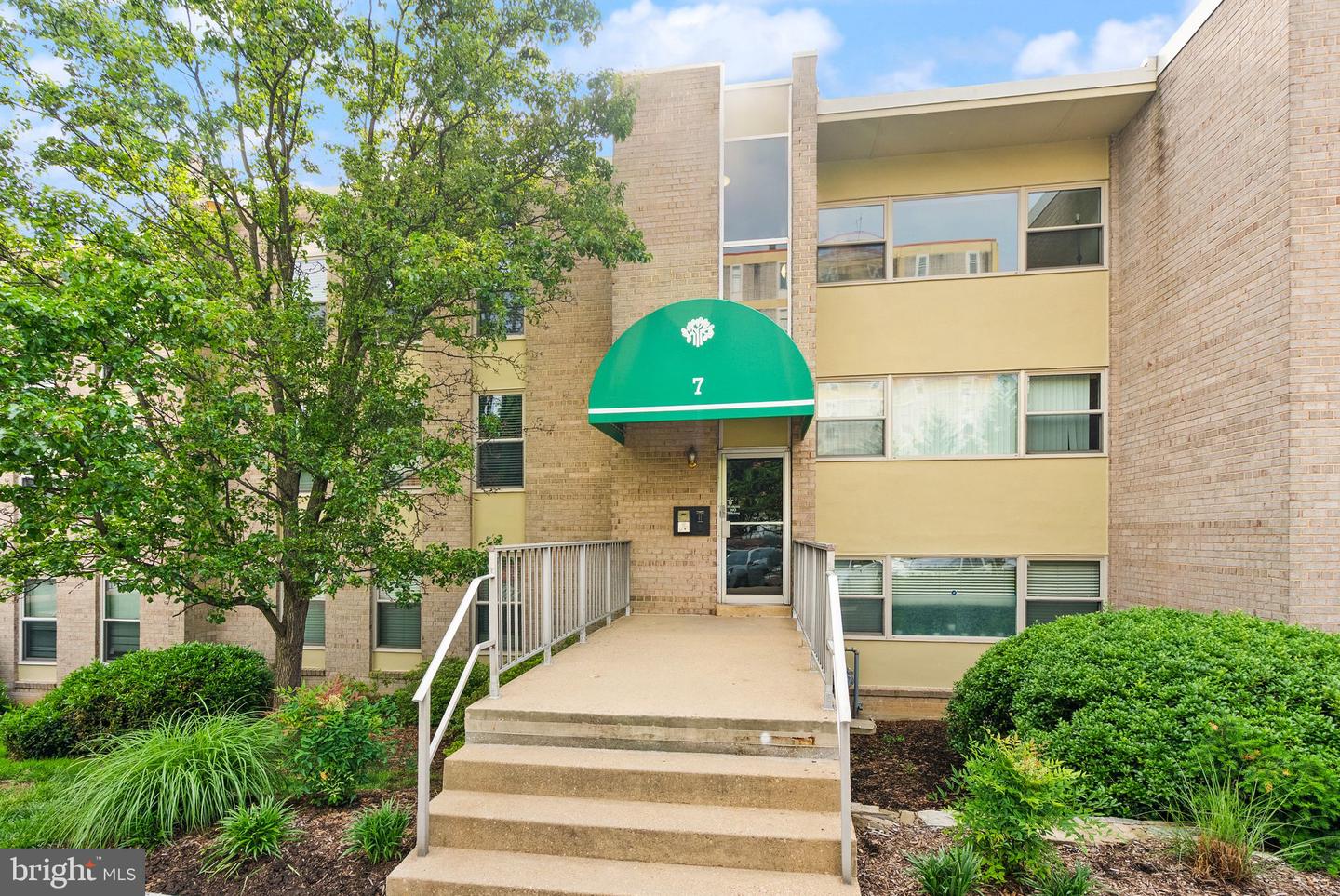 7 CANTERBURY SQ #401, ALEXANDRIA, Virginia 22304, 2 Bedrooms Bedrooms, ,1 BathroomBathrooms,Residential,For sale,7 CANTERBURY SQ #401,VAAX2045330 MLS # VAAX2045330