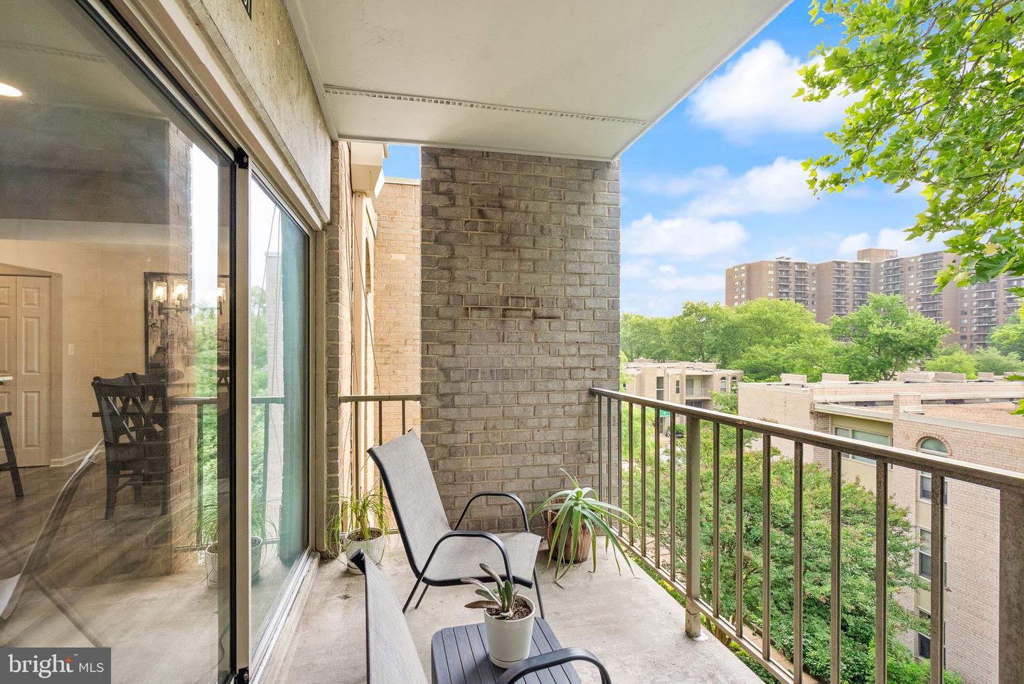 7 CANTERBURY SQ #401, ALEXANDRIA, Virginia 22304, 2 Bedrooms Bedrooms, ,1 BathroomBathrooms,Residential,For sale,7 CANTERBURY SQ #401,VAAX2045330 MLS # VAAX2045330