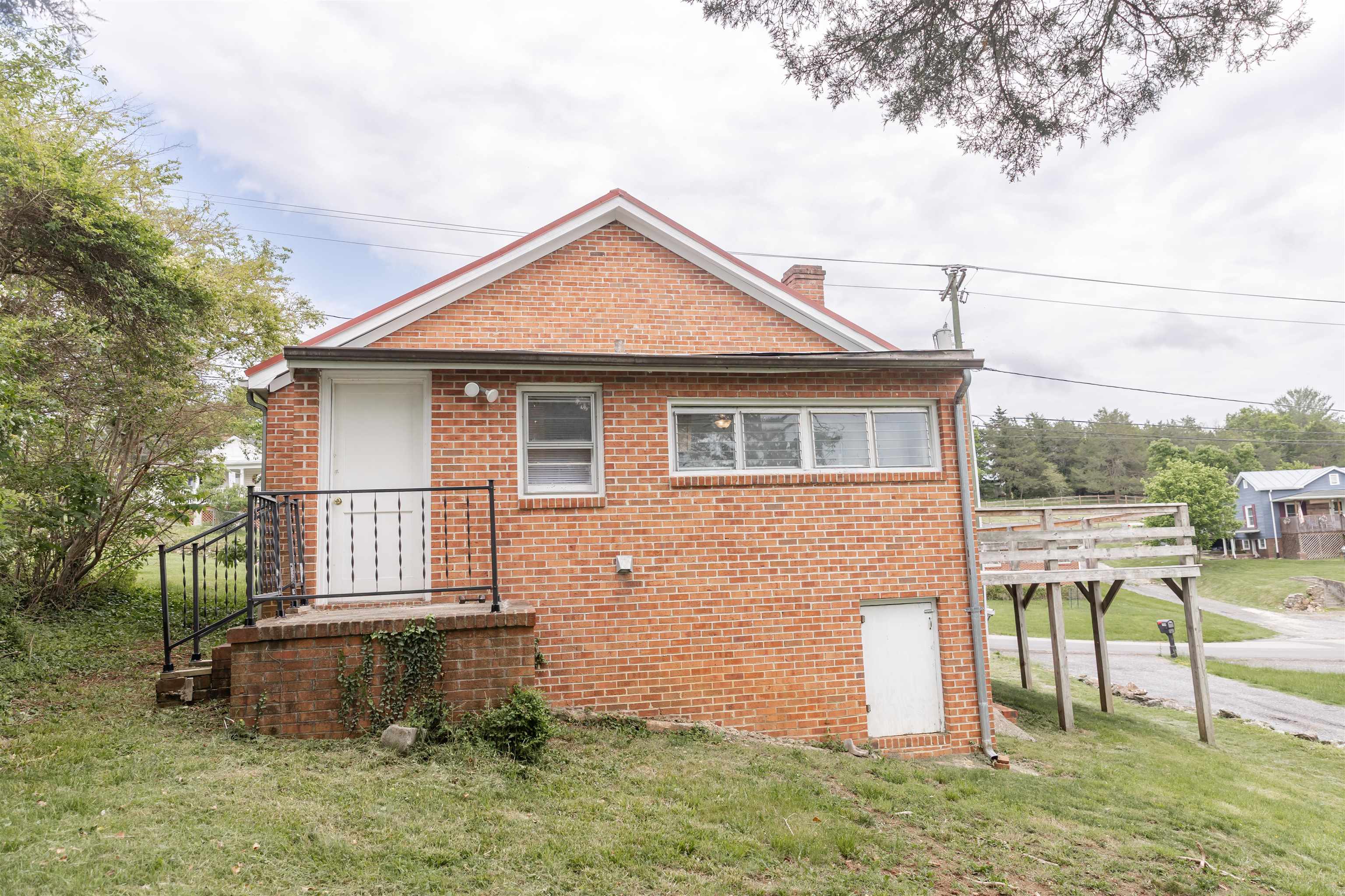 708 MCCORKLE DR, LEXINGTON, Virginia 24450, 2 Bedrooms Bedrooms, ,1 BathroomBathrooms,Residential,708 MCCORKLE DR,664773 MLS # 664773