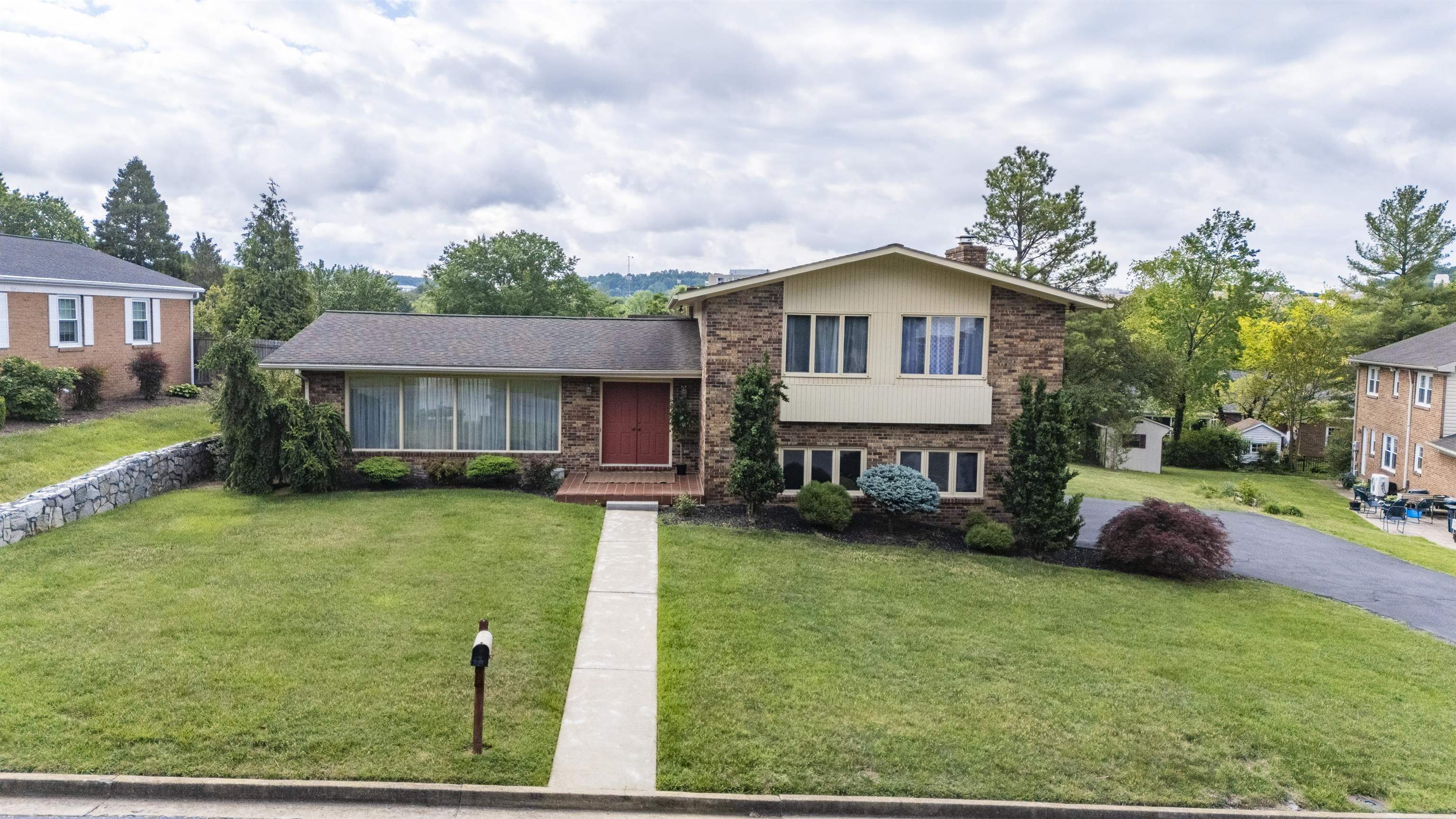 480 PRESTON DR, HARRISONBURG, Virginia 22801, 4 Bedrooms Bedrooms, ,2 BathroomsBathrooms,Residential,480 PRESTON DR,664774 MLS # 664774