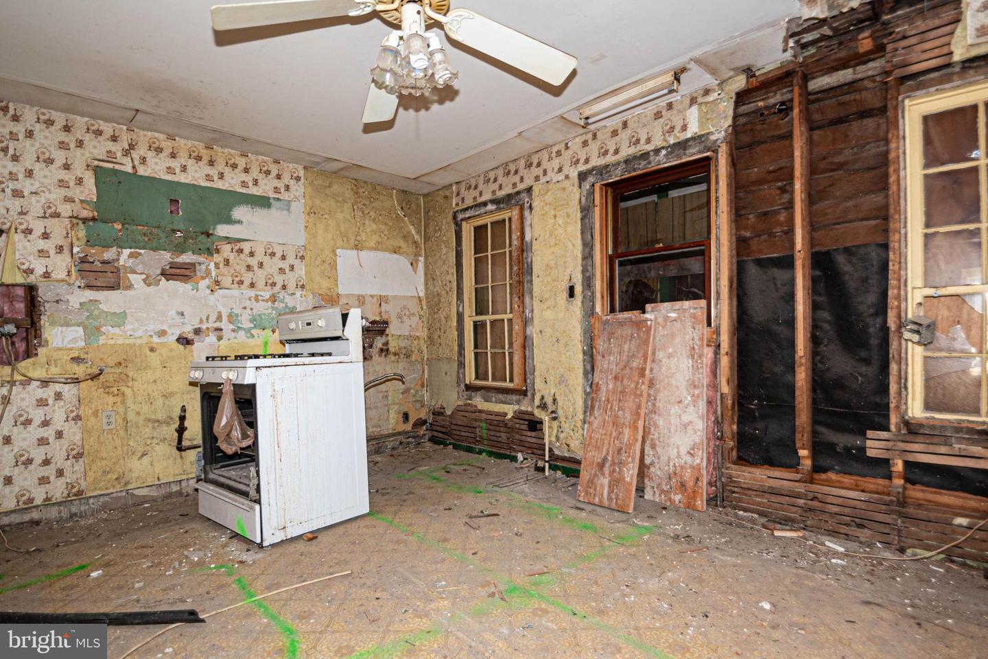 16 W CLIFFORD ST, WINCHESTER, Virginia 22601, 3 Bedrooms Bedrooms, ,2 BathroomsBathrooms,Residential,For sale,16 W CLIFFORD ST,VAWI2007522 MLS # VAWI2007522