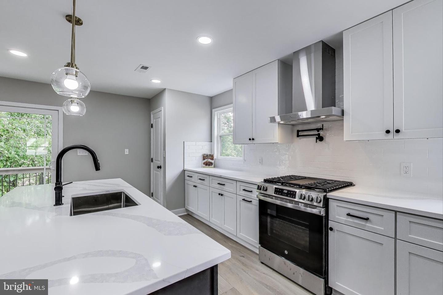 5209 10TH PL S, ARLINGTON, Virginia 22204, 3 Bedrooms Bedrooms, ,2 BathroomsBathrooms,Residential,For sale,5209 10TH PL S,VAAR2057542 MLS # VAAR2057542