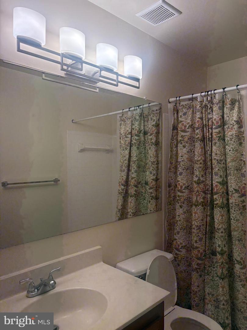 6051-B ESSEX HOUSE SQ #B, ALEXANDRIA, Virginia 22310, 2 Bedrooms Bedrooms, ,2 BathroomsBathrooms,Residential,For sale,6051-B ESSEX HOUSE SQ #B,VAFX2241704 MLS # VAFX2241704