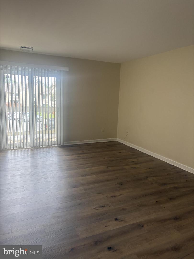 6051-B ESSEX HOUSE SQ #B, ALEXANDRIA, Virginia 22310, 2 Bedrooms Bedrooms, ,2 BathroomsBathrooms,Residential,For sale,6051-B ESSEX HOUSE SQ #B,VAFX2241704 MLS # VAFX2241704