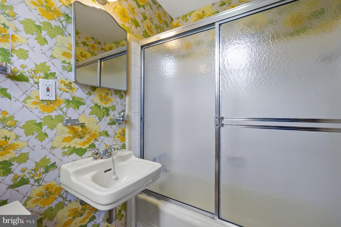 5304 MOULTRIE RD, SPRINGFIELD, Virginia 22151, 4 Bedrooms Bedrooms, ,2 BathroomsBathrooms,Residential,For sale,5304 MOULTRIE RD,VAFX2234618 MLS # VAFX2234618