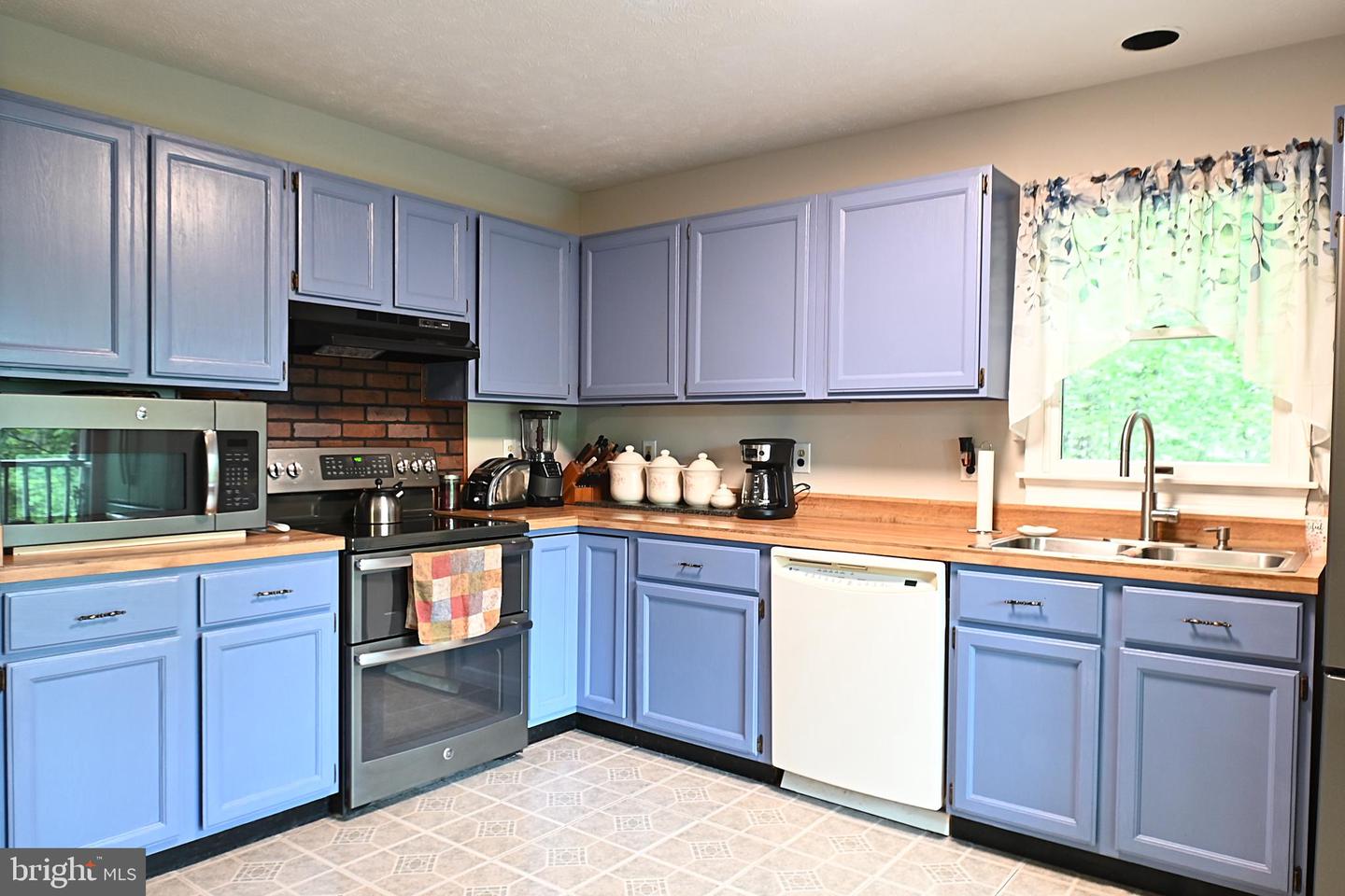 359 OLD LINDEN RD, LINDEN, Virginia 22642, 2 Bedrooms Bedrooms, 6 Rooms Rooms,2 BathroomsBathrooms,Residential,For sale,359 OLD LINDEN RD,VAWR2011082 MLS # VAWR2011082