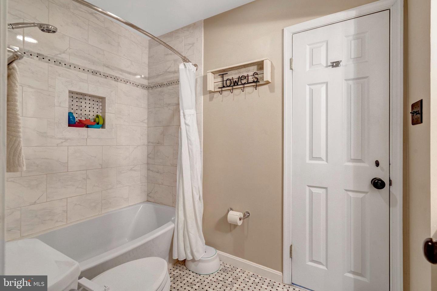 12204 HENDERSON RD, CLIFTON, Virginia 20124, 5 Bedrooms Bedrooms, ,3 BathroomsBathrooms,Residential,For sale,12204 HENDERSON RD,VAFX2239216 MLS # VAFX2239216