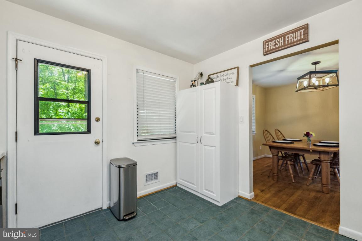 7009 SILVER MAPLE CT, WARRENTON, Virginia 20187, 3 Bedrooms Bedrooms, ,2 BathroomsBathrooms,Residential,For sale,7009 SILVER MAPLE CT,VAFQ2016536 MLS # VAFQ2016536